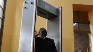 Pese a multa y cuestionamientos: municipalidad de Temuco insiste con pórticos en liceos y proyecta su instalación a centros de salud