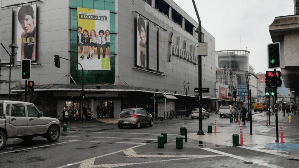 Mientras “chile se cae a pedazos”: Falabella firma un año histórico y casi triplica utilidades
