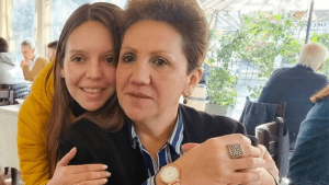 Camila Flores y su madre