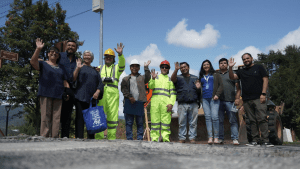 Dos proyectos de mejoramiento urbano, enfocados en seguridad vial y accesibilidad universal, comenzarán a ejecutarse en los próximos meses e impactarán directamente en la calidad de vida de vecinas y vecinos de la comuna. Una inversión superior a $403 millones permitirá concretar importantes obras de mejoramiento urbano en Loncoche, con intervenciones que apuntan a reforzar la seguridad, accesibilidad y estándar de infraestructura en distintos sectores de la comuna. El primero de los proyectos contempla la reparación de baches, demarcación peatonal y mejoramiento de resaltos vehiculares en Loncoche urbano, además de los sectores de La Paz y Huiscapi. La iniciativa considera una inversión de $300 millones y un plazo estimado de ejecución de cinco meses, con el objetivo de optimizar el estado de las vías y fortalecer la seguridad tanto de conductores como de peatones. El alcalde Alexis Pineda Ruiz destacó que estas obras representan un avance concreto para la comuna. “No se trata solo de pavimento o veredas nuevas, sino de seguridad, dignidad e inclusión. Queremos que adultos mayores, personas con movilidad reducida y familias puedan desplazarse con tranquilidad”, señaló, subrayando que la inversión refleja un compromiso con un desarrollo urbano centrado en las personas. En paralelo, se ejecutará un segundo proyecto que contempla la reposición de veredas en distintos puntos urbanos bajo la normativa de accesibilidad universal (DS50). La iniciativa, que supera los $103 millones y tendrá un plazo de ejecución de cuatro meses, incluirá rebajes en cruces peatonales, instalación de baldosas podotáctiles y veredas de dos metros de ancho, favoreciendo especialmente a personas mayores y con discapacidad. Ambas obras responden a una demanda concreta de la comunidad por contar con espacios públicos más seguros, inclusivos y acordes a los estándares actuales de infraestructura urbana.