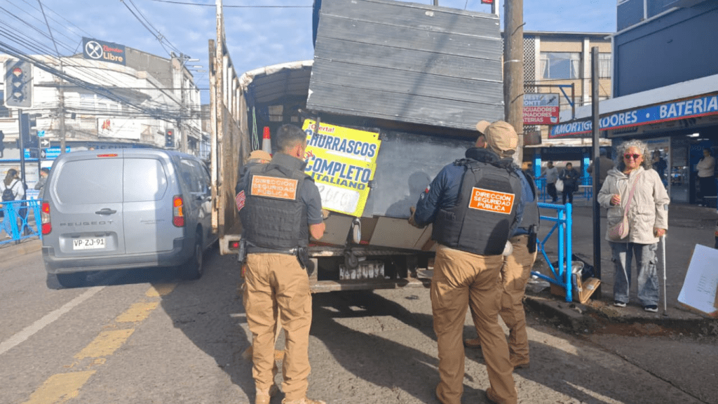 Municipio retira carros ilegales tras denuncias por amenazas con arma blanca en pleno centro de Temuco