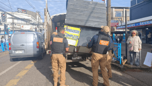 Municipio retira carros ilegales tras denuncias por amenazas con arma blanca en pleno centro de Temuco