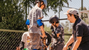 Skate, teatro y robótica para aprender mejor: 2 mil estudiantes vivirán innovador plan socioemocional en 2026