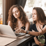 Más de la mitad de las trabajadoras en Chile invierte en habilidades digitales ante la falta de apoyo empresarial