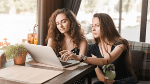 Más de la mitad de las trabajadoras en Chile invierte en habilidades digitales ante la falta de apoyo empresarial