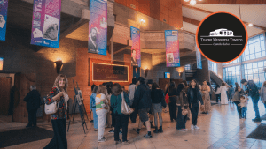 La atención estará disponible hasta el 28 de marzo con horarios específicos de miércoles a sábado y pago exclusivo con tarjetas. La producción marcará el regreso de la ópera al escenario local tras ocho años y dará inicio a la Temporada 2026 del teatro. El Teatro Municipal de Temuco anunció la reapertura de sus boleterías presenciales para la venta de entradas de la ópera “El Rapto en el Serrallo”, de Wolfgang Amadeus Mozart, espectáculo que inaugurará oficialmente la Temporada 2026 y que marcará el regreso de este género al escenario regional luego de ocho años. La atención en boletería estará habilitada hasta el 28 de marzo. El horario de funcionamiento será de miércoles a viernes entre las 12:30 y 15:30 horas, y de 17:30 a 20:30 horas, mientras que los sábados se atenderá entre las 10:00 y 14:00 horas. El pago se realizará exclusivamente mediante tarjetas. Desde la administración del teatro explicaron que la reapertura busca facilitar el acceso del público a este esperado estreno, especialmente a quienes prefieren realizar la compra de manera presencial. Además, se habilitaron códigos de descuento especiales considerando los gastos propios del mes de marzo, beneficios que pueden revisarse a través de las redes sociales del Teatro Municipal de Temuco. La ópera “El Rapto en el Serrallo” es una producción propia del teatro con dirección escénica de Christine Hucke y dirección musical de David Ayma junto a la Orquesta Filarmónica de Temuco. También participa el Coro del Teatro Municipal de Temuco, dirigido por Daniel Farías, y un elenco de solistas invitados integrado por Iván Rodríguez, Virginia Barrios, Patricia Cifuentes, David Gáez y el propio Farías. La puesta en escena contará además con la participación especial del actor nacional Julio Milostich en el rol del Pachá Selim. La historia sigue a Belmonte, quien viaja hasta Turquía para rescatar a su amada Konstanze, cautiva en el palacio del pachá Selim. Con la ayuda de su criado Pedrillo intentará liberarla junto a Blonde, en una trama que mezcla humor, tensión y algunos de los pasajes más destacados del repertorio de Mozart. Las funciones se realizarán el jueves 27 y viernes 28 de marzo, ambas a las 20:00 horas, en el Teatro Municipal de Temuco. Las entradas pueden adquirirse en boletería o a través del sitio web del teatro.