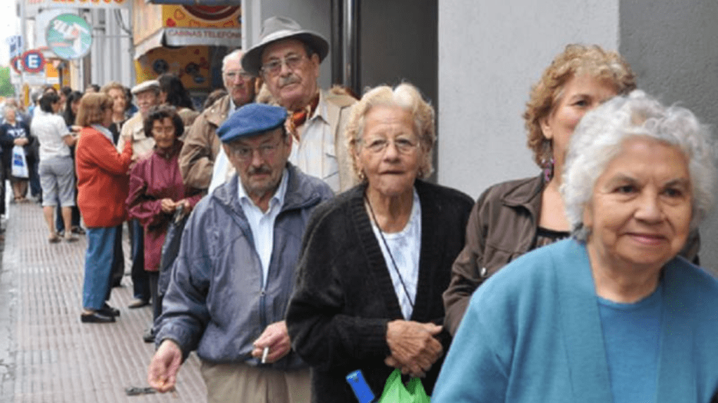 Ley de Personas Mayores avanza sin cambios: Gobierno retira veto de Boric y reabre debate por posible precarización laboral