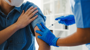 Campaña Vacunación 2026: Médicos alertan sobre las cinco ideas equivocadas que aún frenan la inmunización