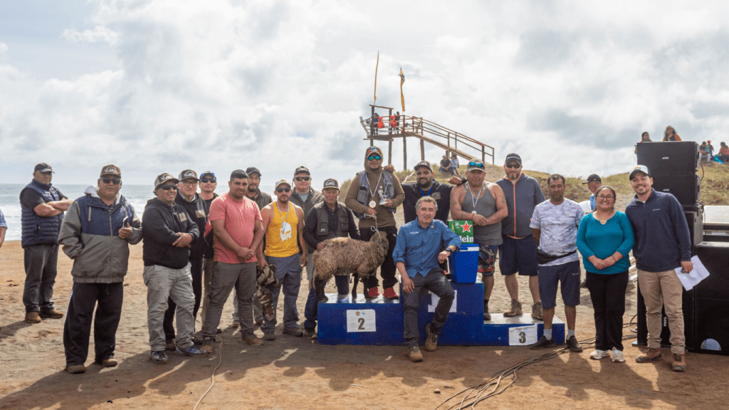 Primer campeonato de pesca en Playa Peleco reúne a más de 50 competidores y marca inauguración de nuevo mirador